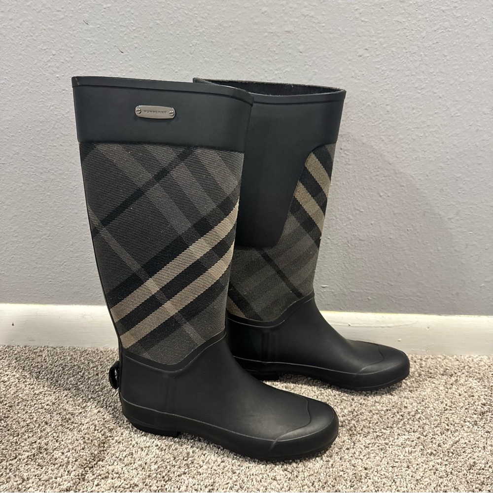 Burberry Clemence Signature Check Rain Boots Size 8 Black Grey